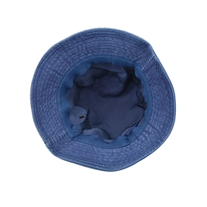 Dettaglio interno del cappello a secchiello in cotone lavato con fascia antisudore