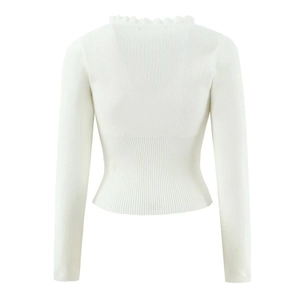 Dettaglio del retro del cardigan bianco in maglia con vita sfiancata e scollo a balze