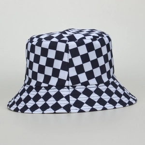 Détail de la texture en toile épaisse du chapeau bob à carreaux noirs et blancs tendance