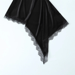 Elegante abito in velluto nero con bordo in pizzo asimmetrico e finitura in raso