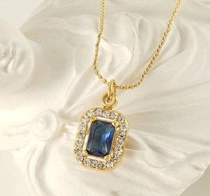 Détail macro du collier en or 18K avec pendentif bleu rectangulaire et brillants