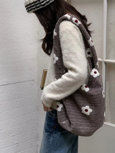 Borsa tote in peluche grigio scuro con fiori bianchi, ideale per il pendolarismo invernale