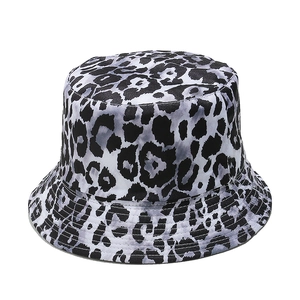 Dettaglio della stampa leopardata in bianco e nero su un cappello da sole alla moda