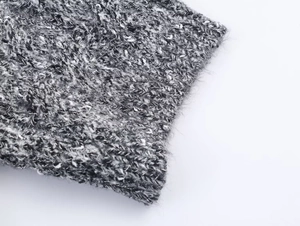Gros plan sur la texture tricotée gris chiné avec fils mélangés noir et blanc
