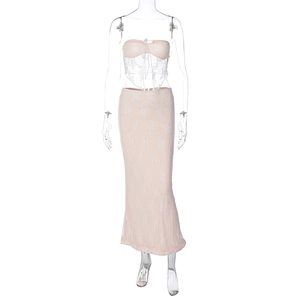 Vue détaillée d'un ensemble deux pièces en dentelle rose avec haut à lacets et jupe midi
