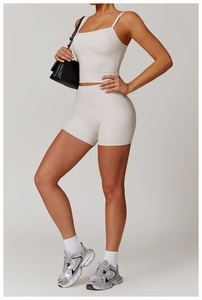 Détail d'un ensemble de yoga blanc cassé avec short taille haute porté par un mannequin