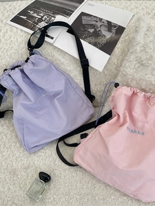 Leichte Kordelzug-Rucksäcke in Pastellrosa und Lila mit gestickten Logo-Details