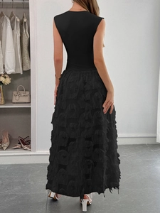 Vue arrière d'une robe longue noire sans manches élégante avec des détails à franges