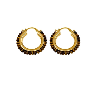 Goldene runde Tigerauge-Ohrringe mit minimalistischem Vintage-Design auf weißem Grund