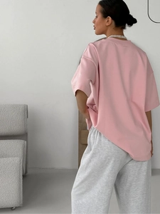 Πίσω όψη ροζ oversized μπλουζάκι από 100% βαμβάκι που δείχνει τη χαλαρή casual γραμμή