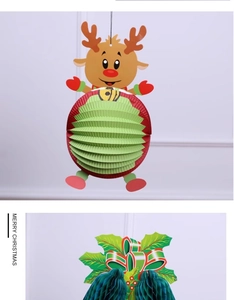 Decorazioni natalizie in carta a nido d'ape con Babbo Natale e renne su muro bianco
