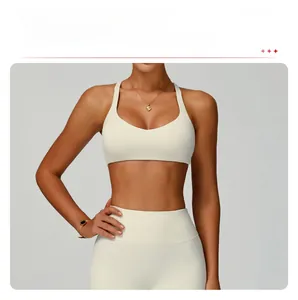 Detail eines Sport-BHs mit rutschfestem Saum und Yoga-Leggings mit hoher Taille
