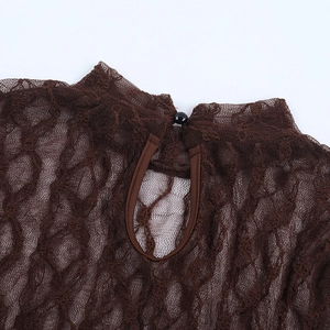Détail de la robe en dentelle marron foncé avec ouverture en goutte et fermeture à bouton