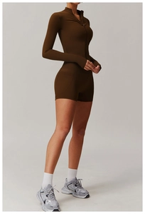 Detailansicht des figurbetonten Yoga-Bodysuits mit Reißverschlusskragen und Seitentasche