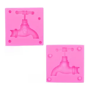 Vista dettagliata dello stampo in silicone rosa a forma di rubinetto per fondente e cioccolato