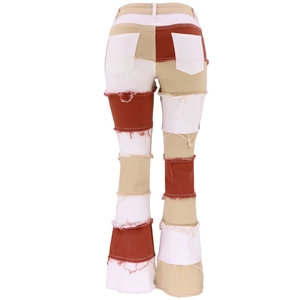 Detailansicht der High-Waist-Patchwork-Schlaghose mit Fransen und hinteren Taschen