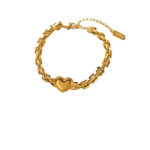Bracelet à maillons cœur en acier inoxydable doré poli avec fermoir mousqueton sur fond blanc