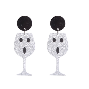 Dettaglio macro di orecchini a calice di vino fantasma in acrilico glitterato argento