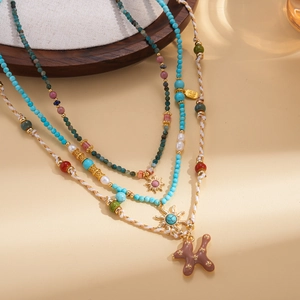 Collier vintage à trois rangs avec perles, turquoise et un pendentif chien ballon chic