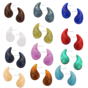 Boucles d'oreilles gouttes en résine colorée en douze couleurs avec tiges en titane