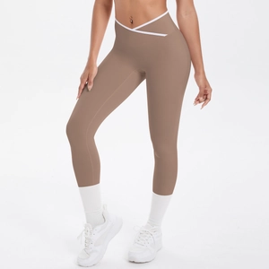 Détail de la taille croisée en V sur le legging de yoga marron moka pour femmes