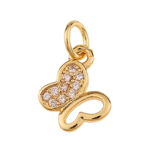 Détail du pendentif papillon doré orné de zircons brillants avec un design ajouré