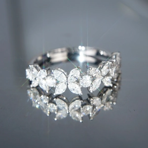 Vue macro d'une bague trèfle en argent avec zircons taille marquise et détails floraux fins