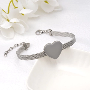 Bracciale a maglia milanese in acciaio inossidabile con ciondolo a cuore in argento lucido
