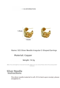 Macro detail of gold-plated irregular pleated C-shaped earrings with size dimensions