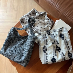 Vue détaillée de trois sacs en toile avec des motifs de broderie florale ethnique