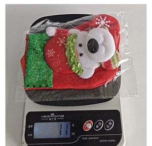 Detailaufnahme der Gewichtsmessung von 11g für einen Pailletten-Weihnachtsstrumpf
