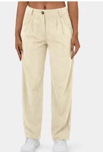Detail van corduroy broek met hoge taille, verticale textuur en een knoopsluiting
