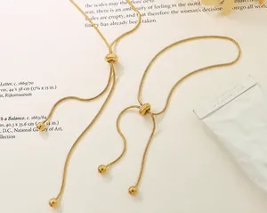 Dettaglio della collana a catena serpente placcata oro 18K con chiusura a sfera scorrevole