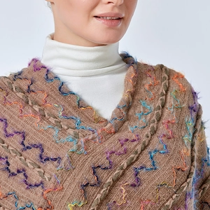 Poncho tricoté ethnique marron avec motifs ondulés colorés et franges pour femmes