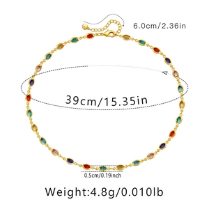 Détail d'un collier en cristal coloré plaqué or 18 carats de 39 cm avec extension