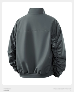 Detailansicht der dunkelgrauen Herrenjacke mit gerafften Ärmeln und geripptem Saum