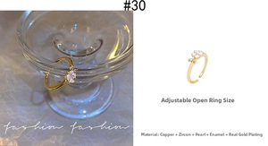 Detail of flower ring with gold plating, zircon, and pearls, featuring adjustable size