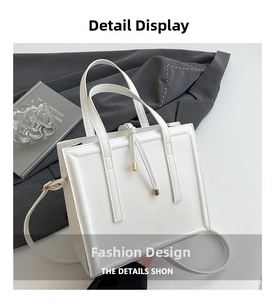 Vue détaillée d'un sac à main blanc en similicuir avec poignées chic et accents métalliques
