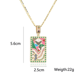 Dettaglio del ciondolo rettangolare placcato oro 18K con smalto colorato e zirconi