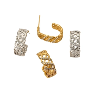 Orecchini eleganti con maglia traforata e diamanti in finitura oro e argento lucido