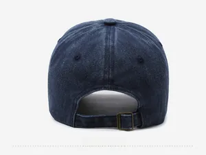 Detail der verwaschenen Vintage-Jeans-Baseballkappe mit verstellbarer Metallschnalle