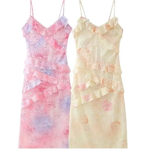 Vue détaillée de robe à fleurs en dentelle avec bords ondulés en rose et beige