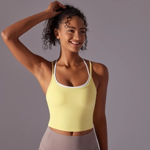 Détail d'un soutien-gorge de sport jaune clair avec décolleté double couche et fines bretelles
