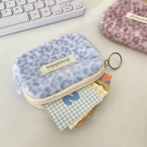 Dettaglio dei portamonete in peluche leopardato rosa e blu con anelli portachiavi in metallo