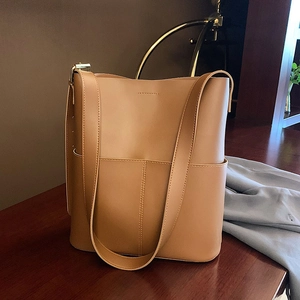 Detailansicht der kamelfarbenen PU-Leder Beuteltasche mit breitem Gurt und Taschen