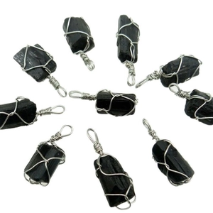 Dix pendentifs en tourmaline noire brute avec fil d'argent sur fond blanc impeccable