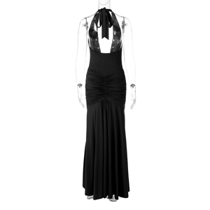 Détail du dos plissé et de la taille froncée sur une robe longue dos nu noire sexy