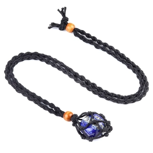Dettaglio della collana a rete intrecciata a mano con ciondolo in pietra blu e perline