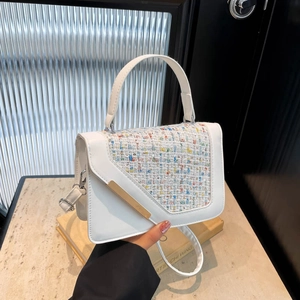 Sac à main en cuir PU blanc avec rabat en tweed coloré et détails dorés chics