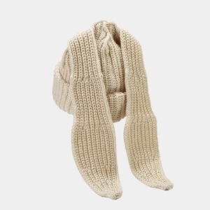 Dettaglio del berretto in maglia beige con lunghe orecchie di coniglio e trama in lana